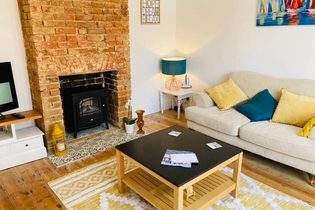 No43: Versatile 4Br Coastal Home With Summer House Cowes  Kültér fotó